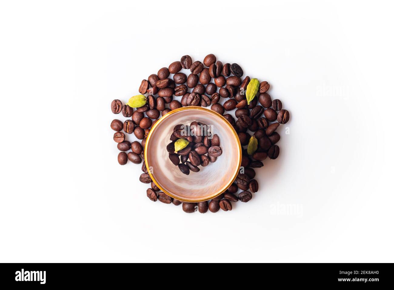 Chicchi di caffè arrosto e una tazza di caffè isolata in bianco sfondo da una vista dall'alto Foto Stock