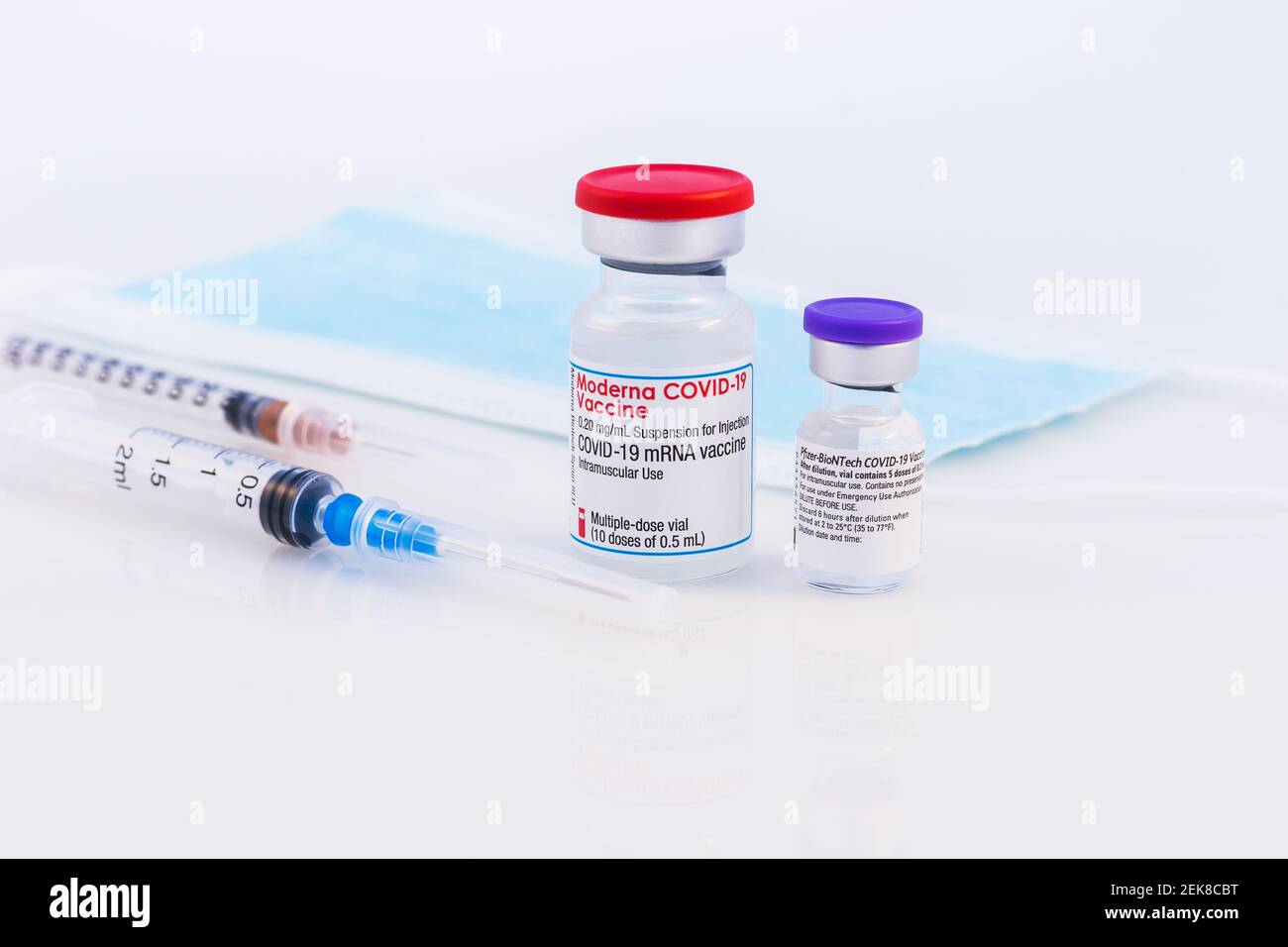 Brasov, Romania - 21 febbraio 2021: Vaccino Pfizer BioNTech e moderna Covid-19 su sfondo bianco. Foto Stock