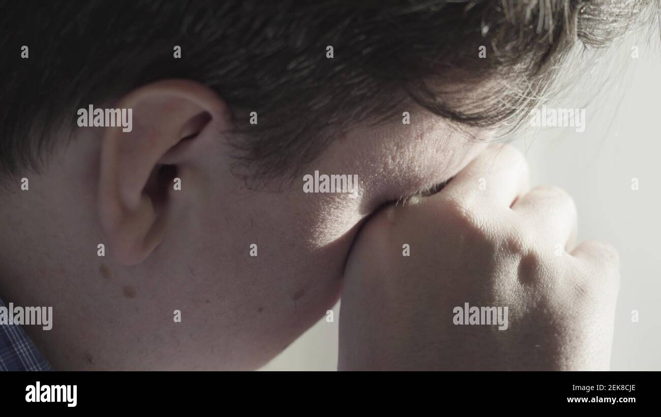 L'uomo stanco sfrega gli occhi. Primo piano. Foto Stock