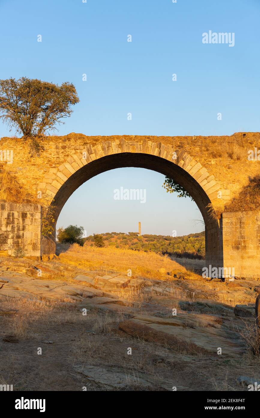 Distrutto ponte abbandonato Ajuda che attraversa il fiume Guadiana tra la Spagna E Portogallo Foto Stock