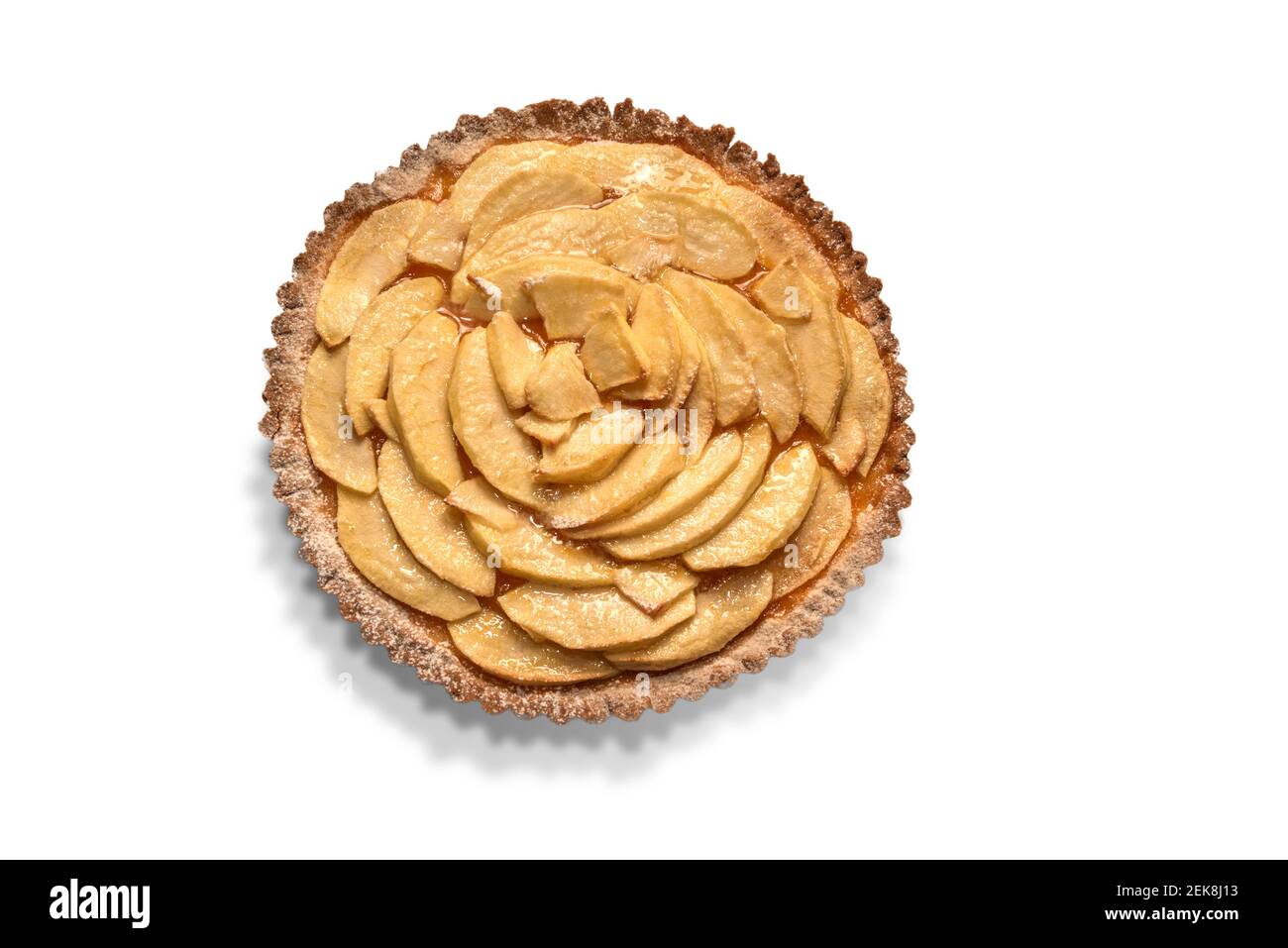 Torta di mele guarnita con fette di mela. Isolato su bianco. Disposizione piatta Foto Stock