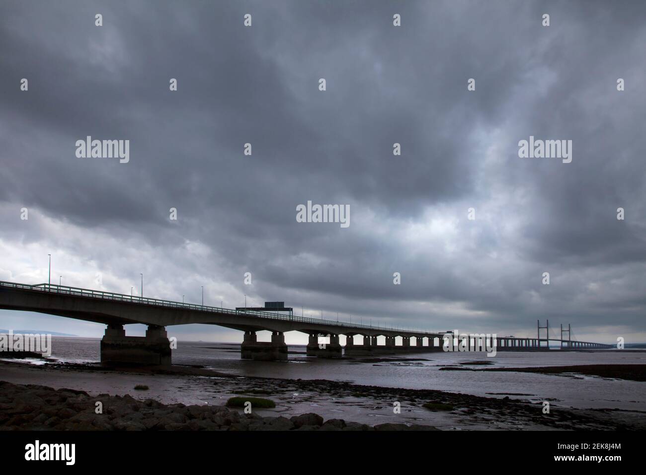 Cielo tempestoso sopra il Ponte del Principe di Galles dal Inghilterra fiume banca Foto Stock