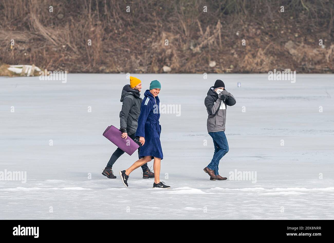 Lahost, Repubblica Ceca. 23 Feb 2021. Il freediver ceco David Vencl (centro) rompe il record Guinness di otto anni di Stig Severinsen per nuotare sotto il ghiaccio. David Vencl ha fissato il record di 80, 9 metri sott'acqua - senza pinne o anche una muta - sotto ghiaccio su una singola respirazione di aria a Lahost, Repubblica Ceca, 23 febbraio 2021. Credit: Ondrej Hajek/CTK Photo/Alamy Live News Foto Stock