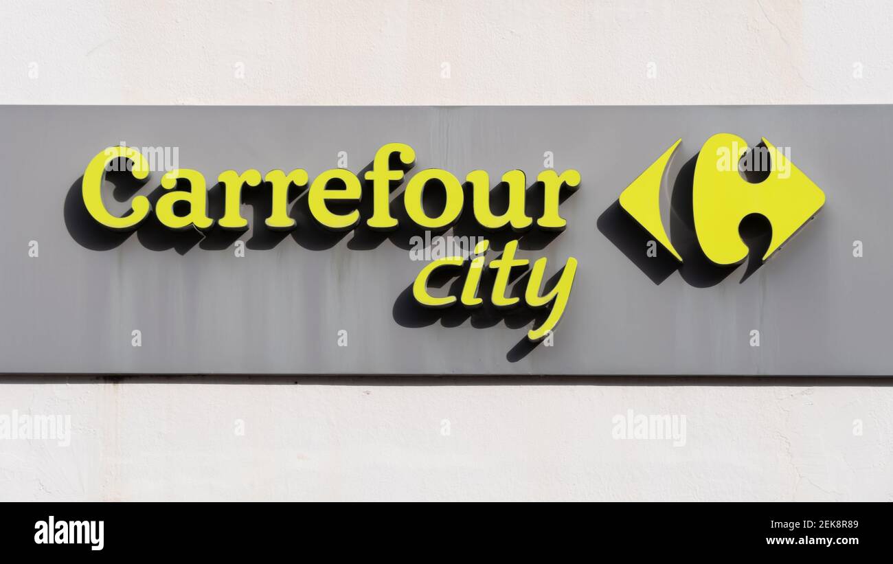 Primo piano del cartello di un negozio Carrefour-City. Carrefour è un rivenditore internazionale francese Foto Stock