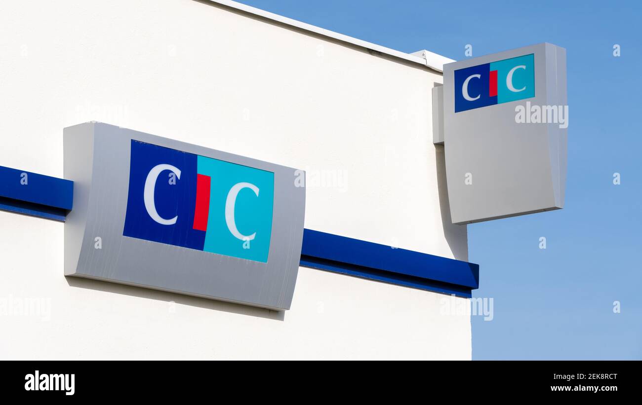 Cartelli sulla facciata di un ramo bancario CIC. Cielo blu Foto Stock