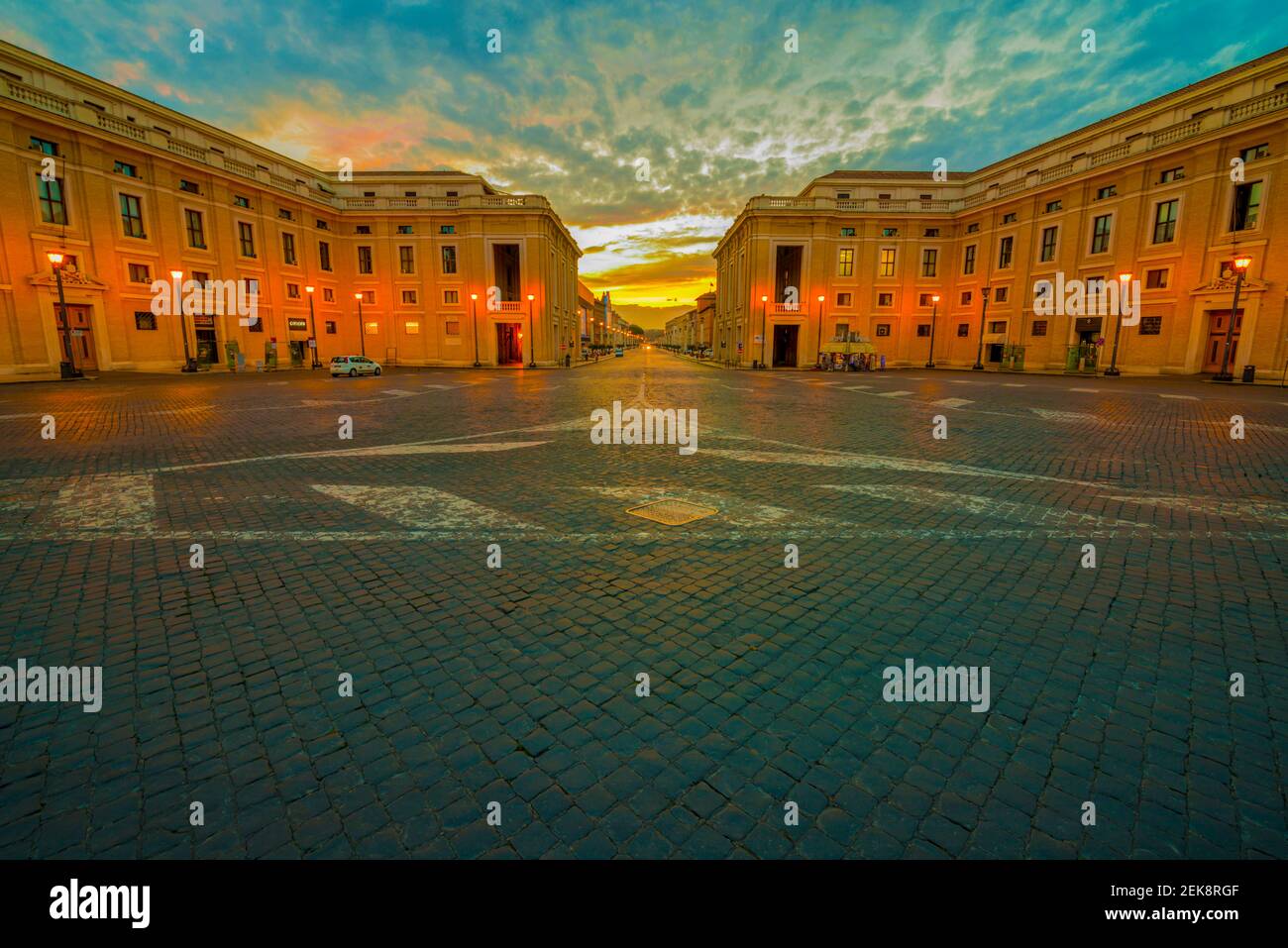 Città del Vaticano al tramonto con le nuvole di tempesta e Via della conciliazione a Roma, Italia. Foto Stock