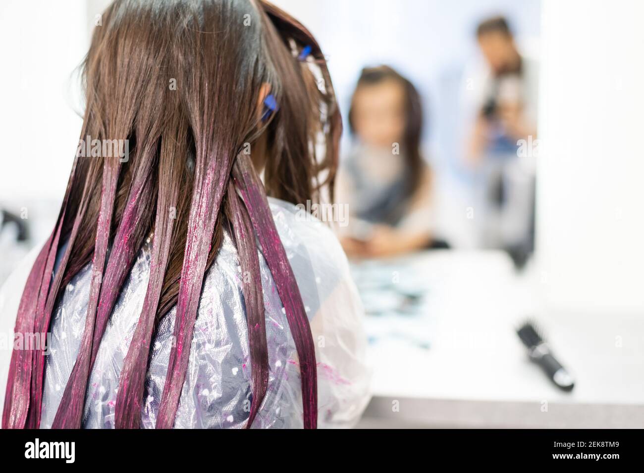 la bambina tinge i capelli viola in un parrucchiere Foto stock - Alamy