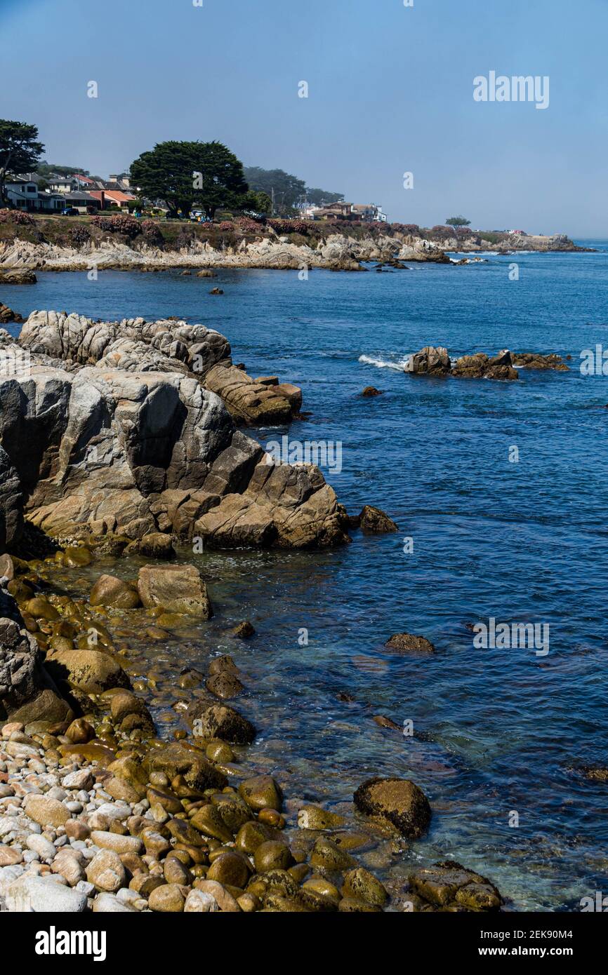 Onde che si infrangono sulle rocce a Pacific Grove, California Foto Stock