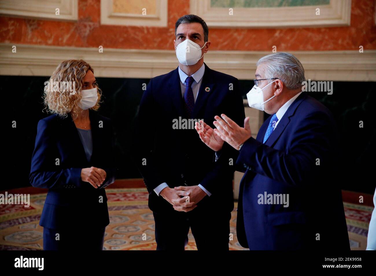 GRAF2643. MADRID, 23/02/2021.- El presidente del Gobierno, Pedro Sánchez (c) conversa con la presidenza del Congresso Meritxell Batet (i) y el presidente del Tribunal Constitucional Juan José González Rivas (d) a su llegada a la cerimonia que se celebra, este Martes, En el Congreso de los Diputados con Francesco del 40 Aniversario del 23F. El intento de golpe de Estado del 23F cumple este martes 40 años y el episodio Histórico, uno de los momentos más transalentales de la Transición a la democracia, es ahora casi desconocido para muchas de las nuevas generaciones de españoles. EFE/ Juan Carlos Ciao Foto Stock