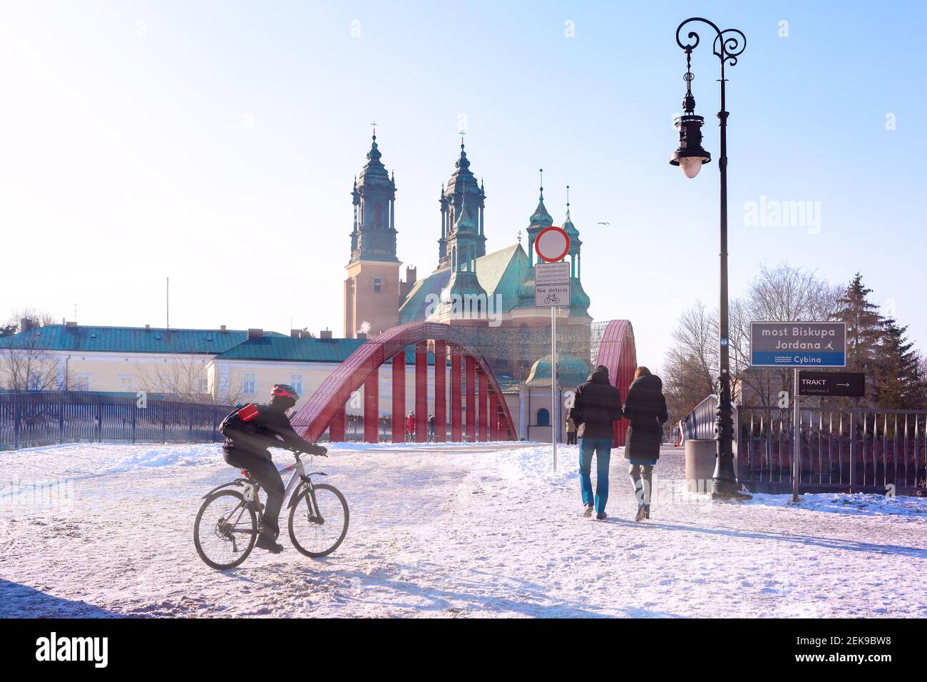 Cattedrale di Poznan nella giornata di sole invernale, Poznan, Polonia. Iscrizione sul tabellone segnapunti - il ponte del vescovo Jordan e il fiume Cybina Foto Stock