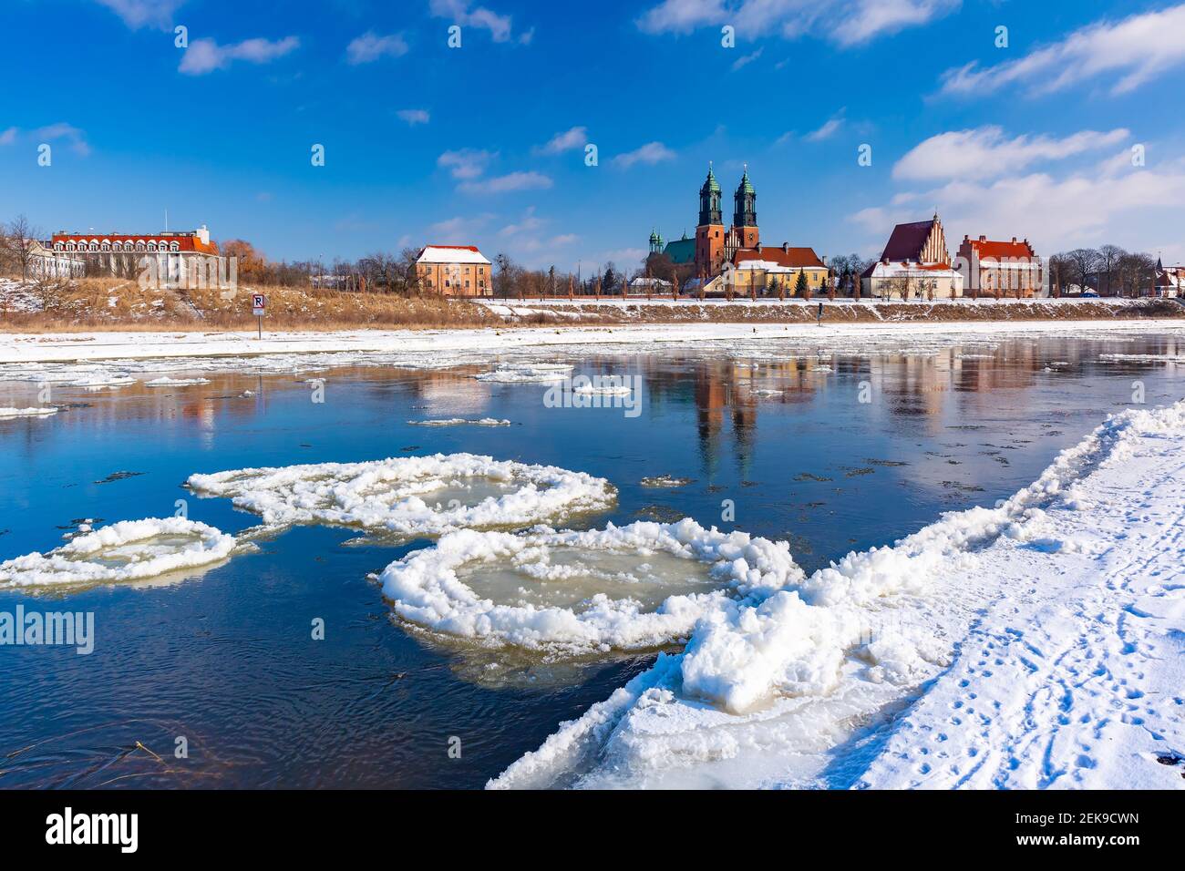 La Cattedrale di Poznan e il ghiaccio si snodano sul fiume Warta nella giornata di sole invernale, Poznan, Polonia Foto Stock