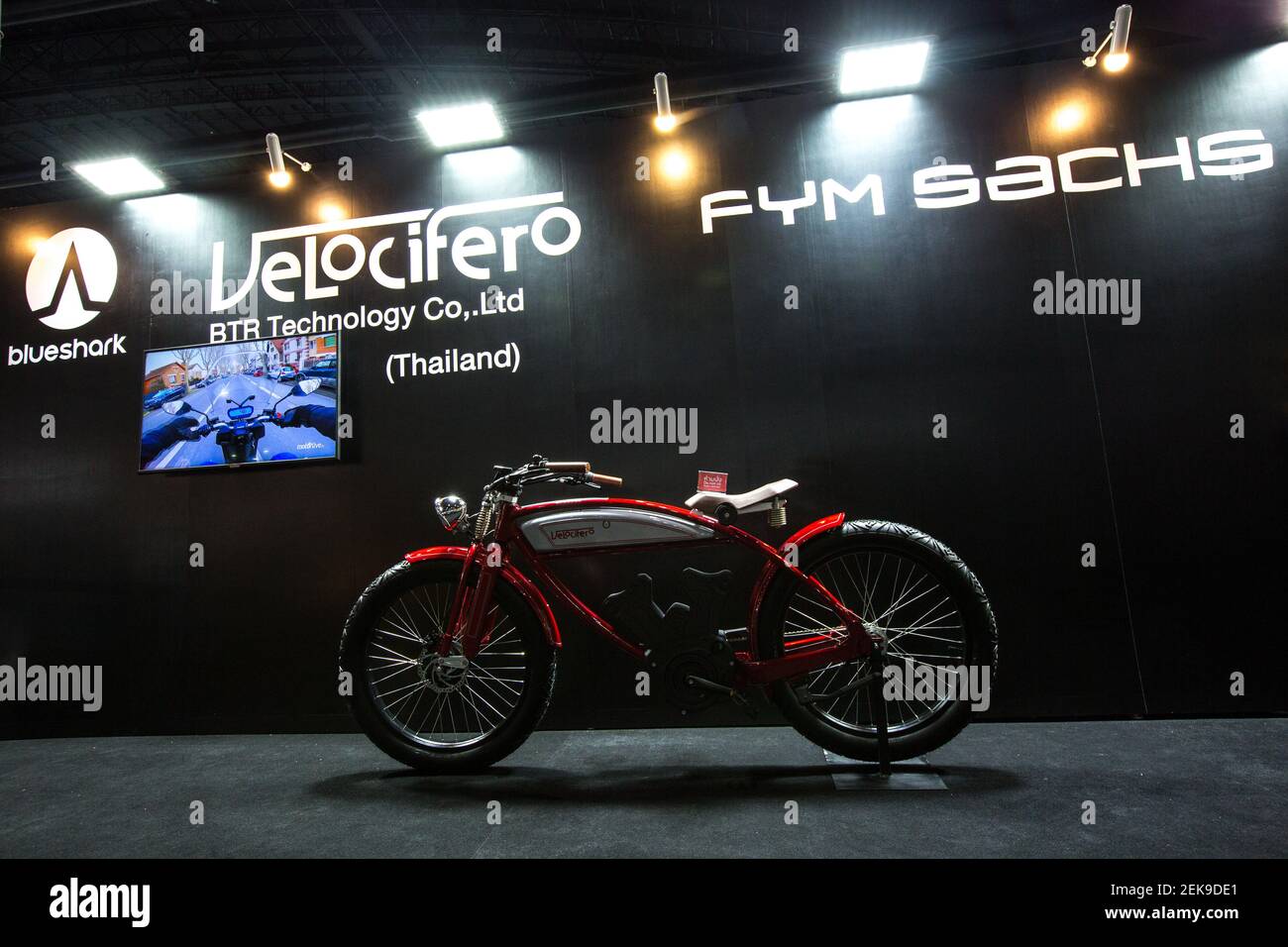 Una moto elettrica Velocifero e-Classic vista allo stand Velocifero durante il 41° Salone Internazionale dell'Auto di Bangkok 2020. La mostra è iniziata oggi il 15 luglio e si terrà fino al 26 luglio. Per evitare qualsiasi trasmissione di Coronavirus (Covid-19), gli organizzatori controlleranno la temperatura di ogni visitatore e daranno gel igienizzante idroalcolico su ogni stand che visitano. Alcuni stand permettono solo una certa quantità di persone per entrare, in modo che i visitatori che desiderano visitarli devono allinearsi e aspettare il loro turno. (Foto di Guillaume Payen / SOPA Images/Sipa USA) Foto Stock