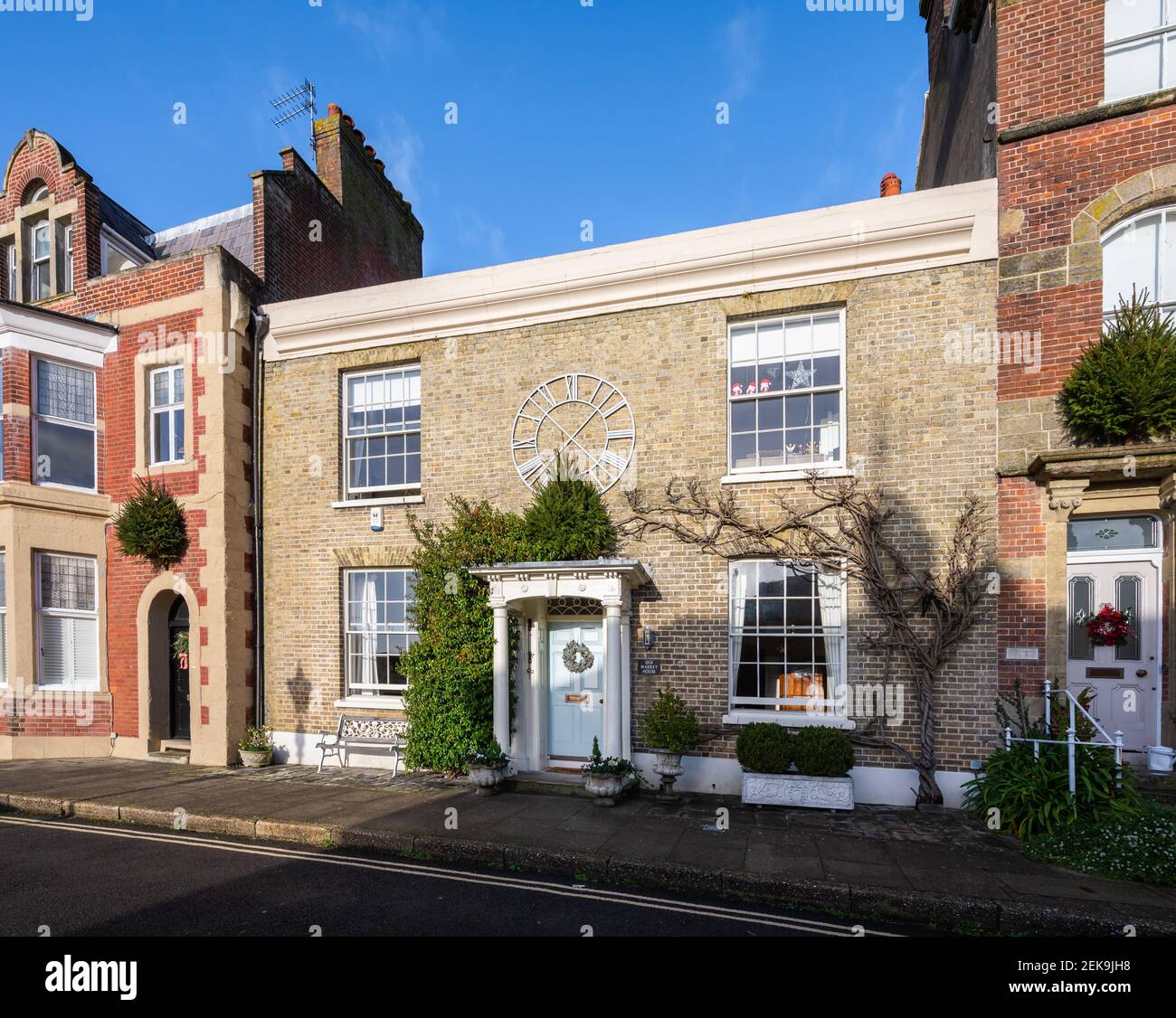 Old Market House, un edificio storico di grado II con orologio e portico con colonne toscane e pilasters in Maltravers Street, Arundel, West Sussex, Regno Unito. Foto Stock