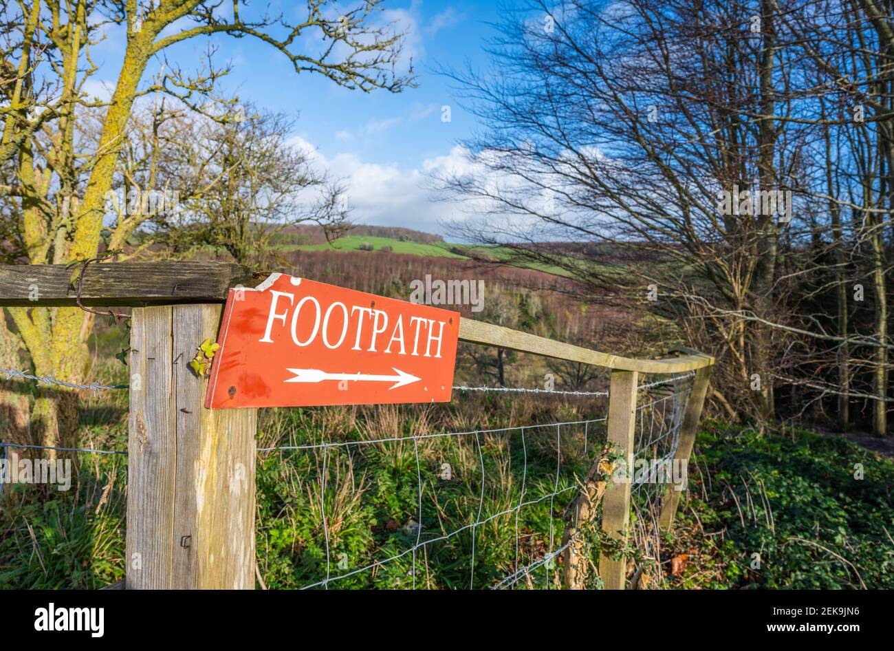 Cartello con la scritta Footpath su una collina su terreno privato (liberamente accessibile al pubblico) sull'Arundel Park Estate ad Arundel, West Sussex, Inghilterra, Regno Unito. Foto Stock