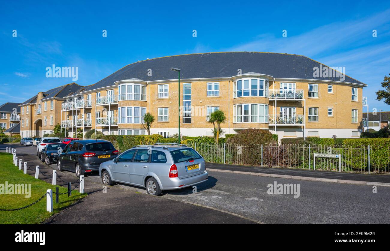 Moderno condominio o blocco di appartamenti costruito nel 2006 vicino alla costa meridionale di Harswold vicino a Rustington, West Sussex, Inghilterra, Regno Unito. Foto Stock