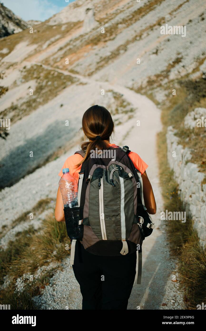 Backpacker camminare sul Cares Trail al Picos De Europe National Park, Asturias, Spagna Foto Stock