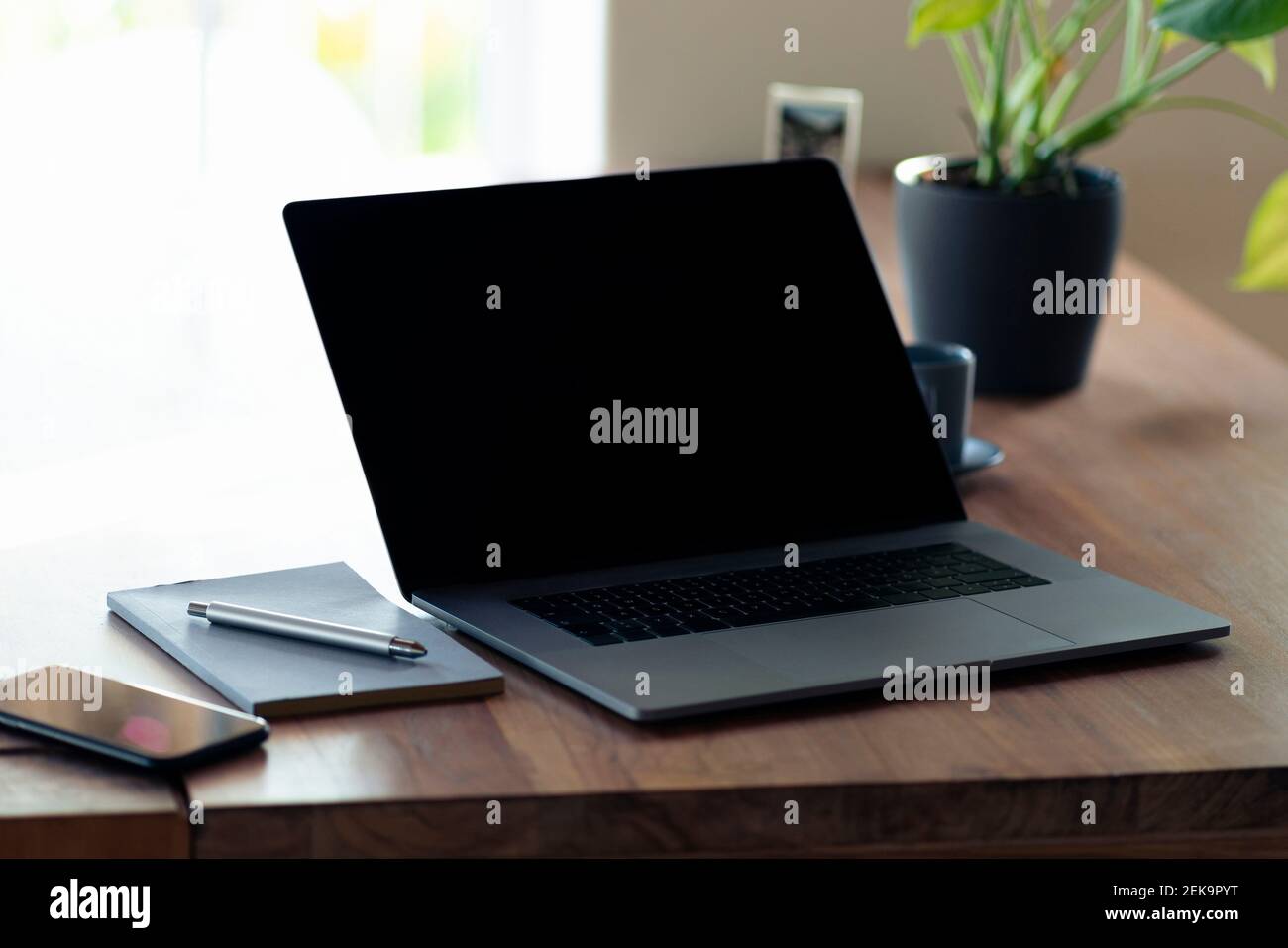 Computer portatile e smartphone da prenotare sul tavolo a casa ufficio Foto Stock