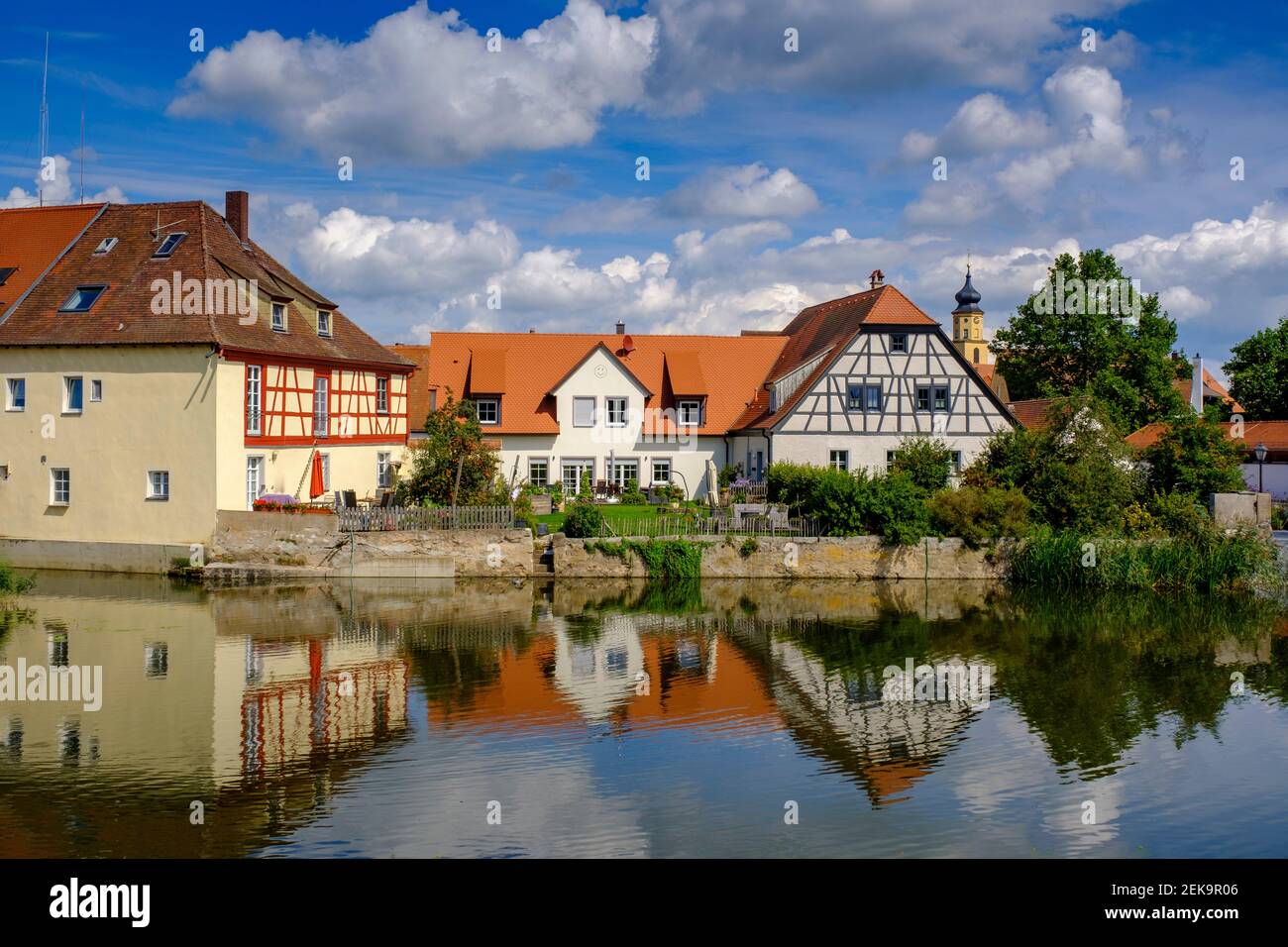 Germania, Baviera, Wassertrudingen, Wornitzpark Watermill che si riflette nel fiume Wornitz Foto Stock