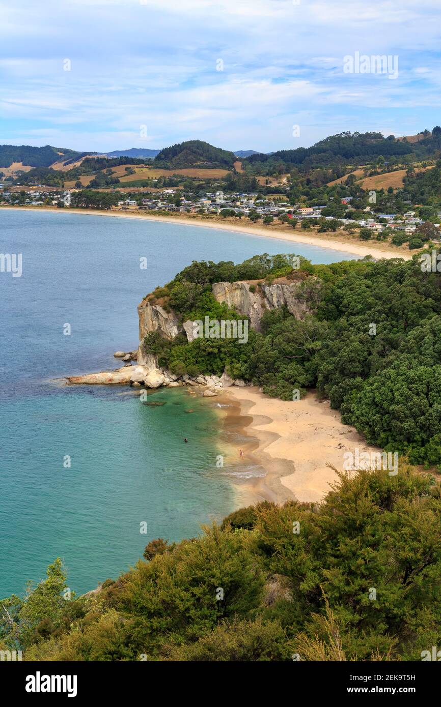 La città di Cooks Beach a Mercury Bay, Nuova Zelanda, e Lonely Bay (in primo piano), visto da Shakespeare Cliff Foto Stock