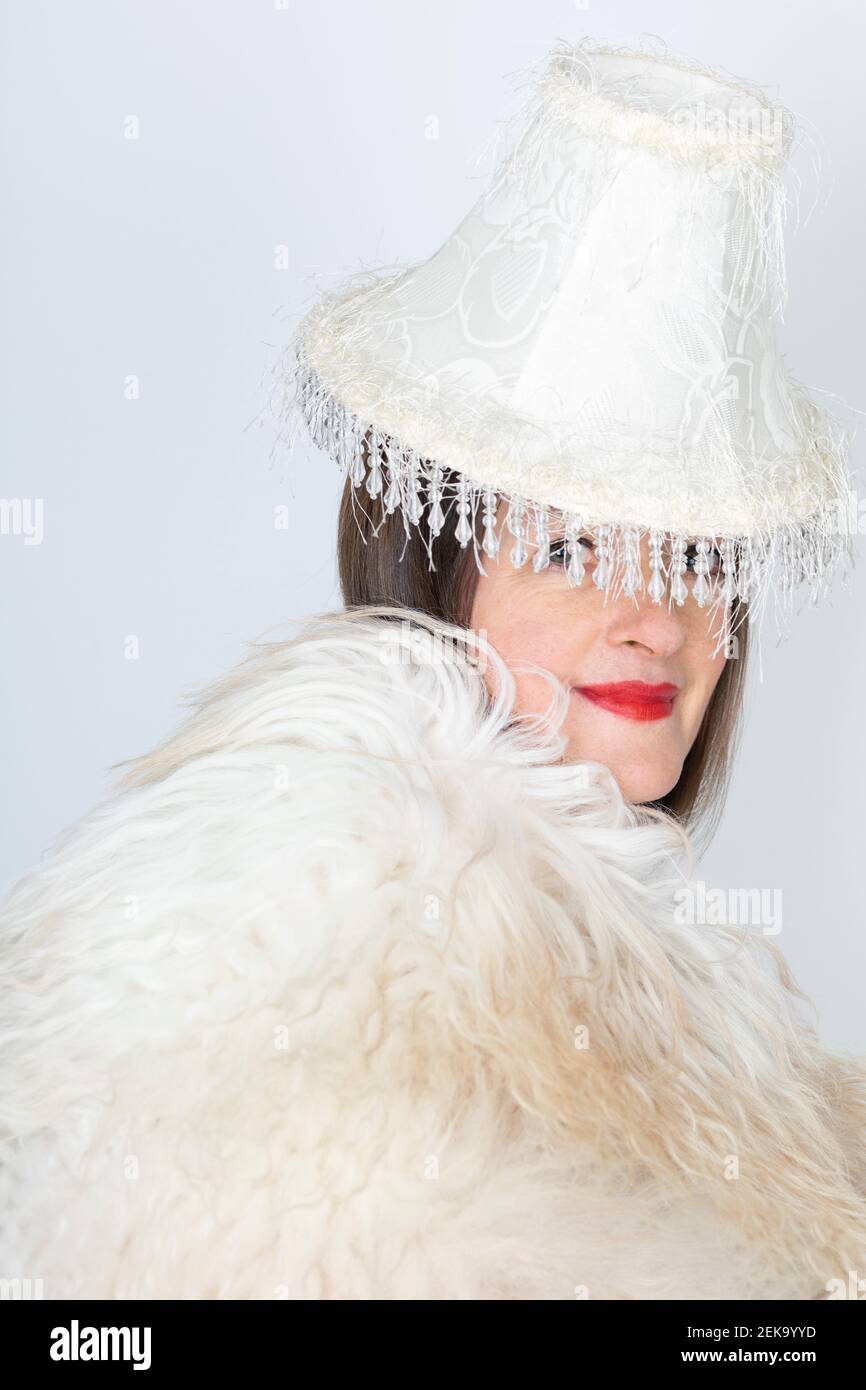 Mature woman wearing fur hat immagini e fotografie stock ad alta  risoluzione - Alamy