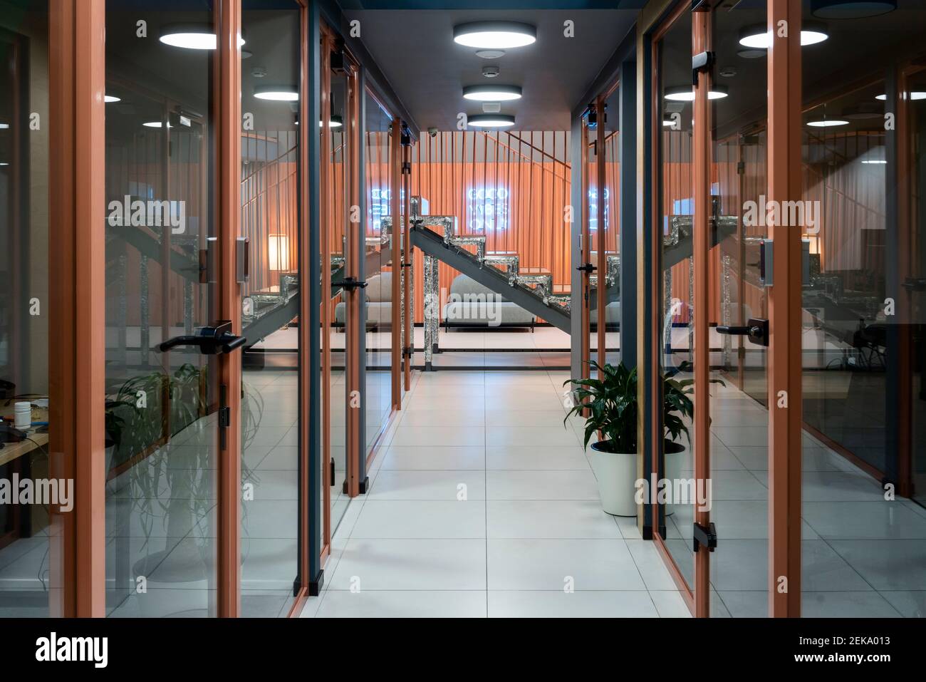 Interno del corridoio da porte di vetro sul luogo di lavoro Foto Stock