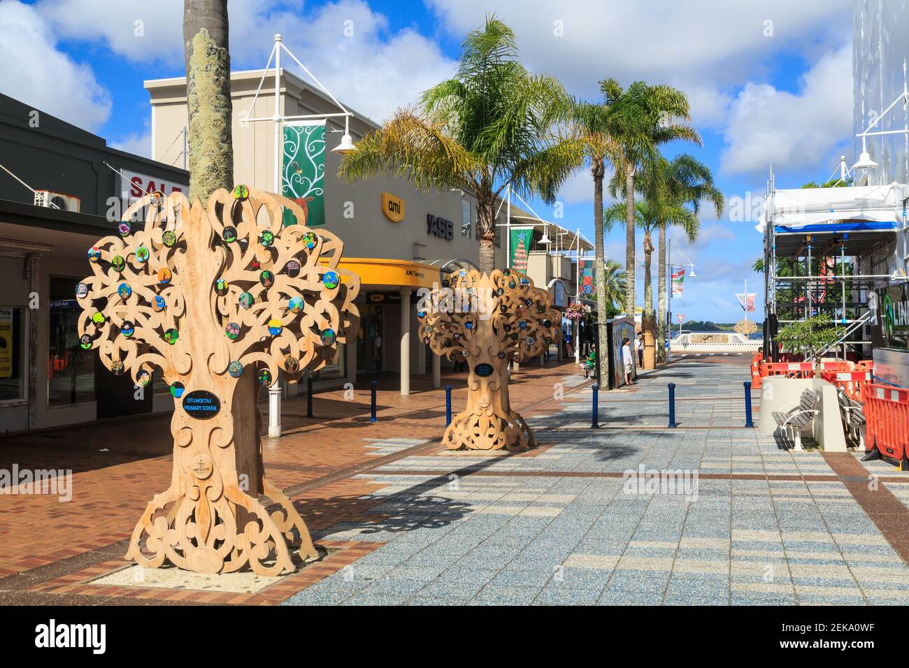 Inusuali 'alberi di Natale' a Tauranga, Nuova Zelanda: Modelli in legno di alberi di pohutukawa stilizzati, decorati da scuole locali Foto Stock