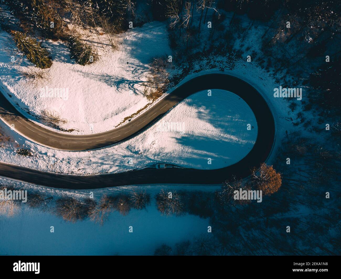 Vista aerea della curva di tornante della strada alpina vuota, Germania Foto Stock