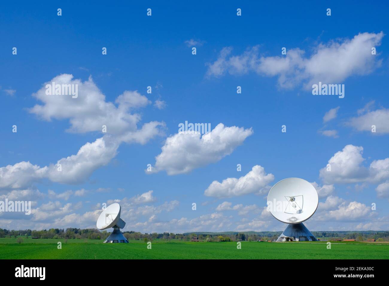 Germania, Baviera, Raising, nuvole su antenne Cassegrain in piedi sul campo Foto Stock