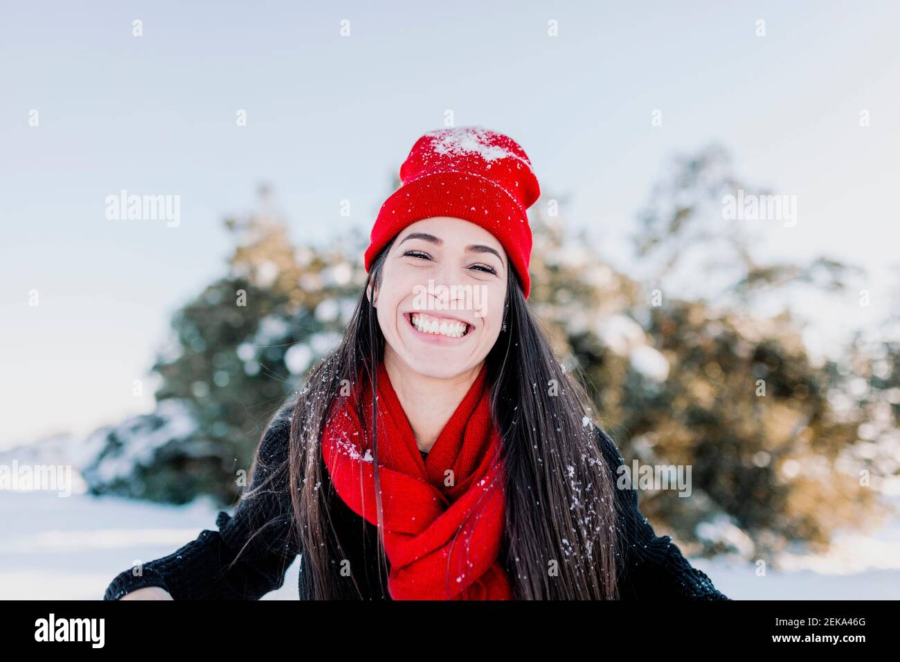 Bella donna allegra che ama l'inverno in campagna Foto Stock
