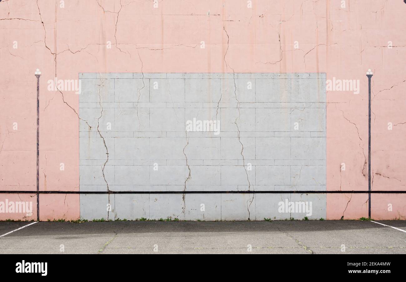 Muro di pelota basco incrinato Foto Stock