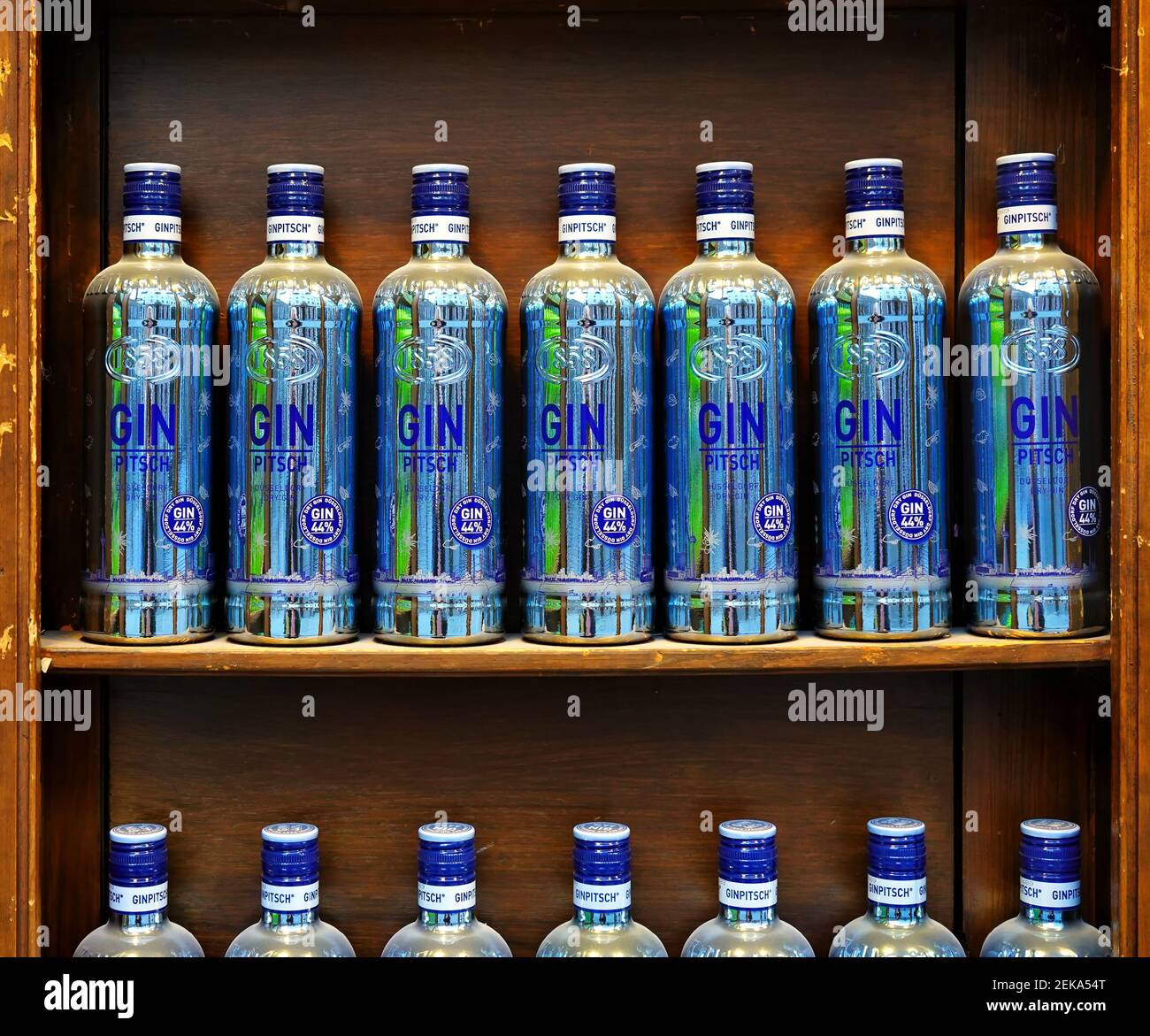 Una fila di bottiglie 'Gin Pitsch', una specialità regionale venduta nel negozio di liquori tradizionale 'Peter Busch' nel centro storico di Düsseldorf. Foto Stock