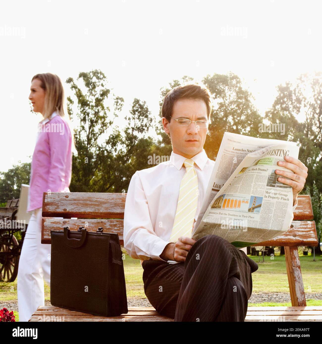 Imprenditore leggendo un giornale in un parco Foto Stock