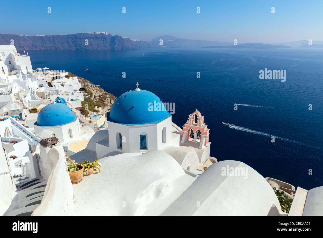 Vista panoramica della città di Oia sull'isola di Santorini in Grecia. Case bianche tradizionali. Grecia, mar Egeo. Famosa destinazione europea Foto Stock