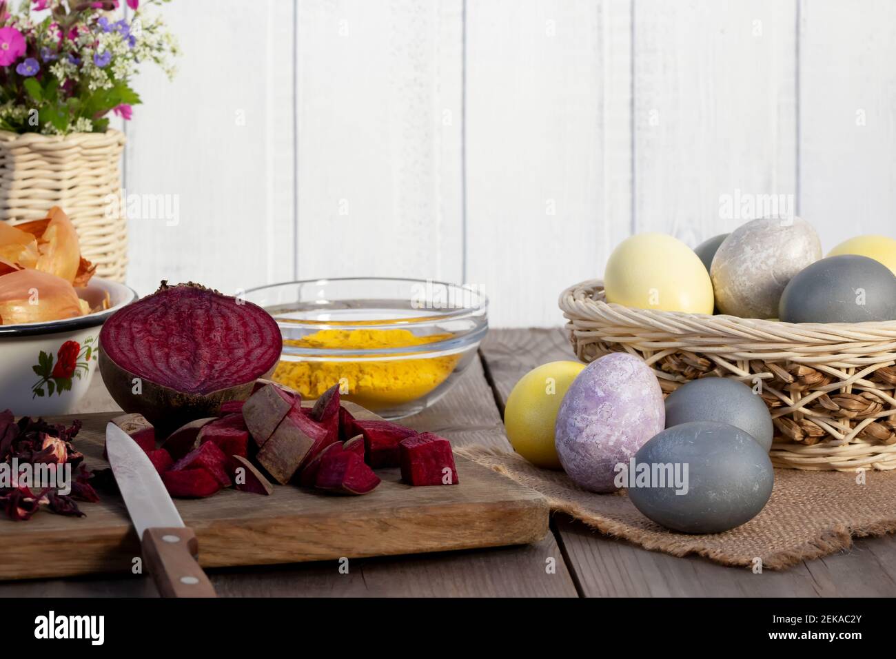 Processo di colorazione delle uova di Pasqua con vari coloranti alimentari naturali. Preparandosi per Pasqua Foto Stock
