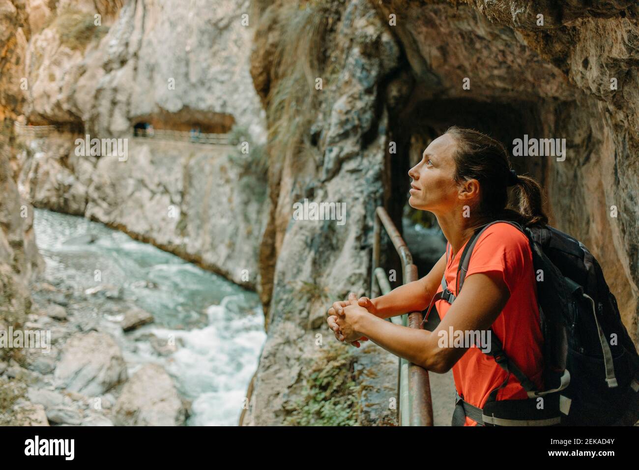Donna che guarda la vista mentre si è in piedi al Cares Trail nel Parco Nazionale Picos De Europe, Asturias, Spagna Foto Stock