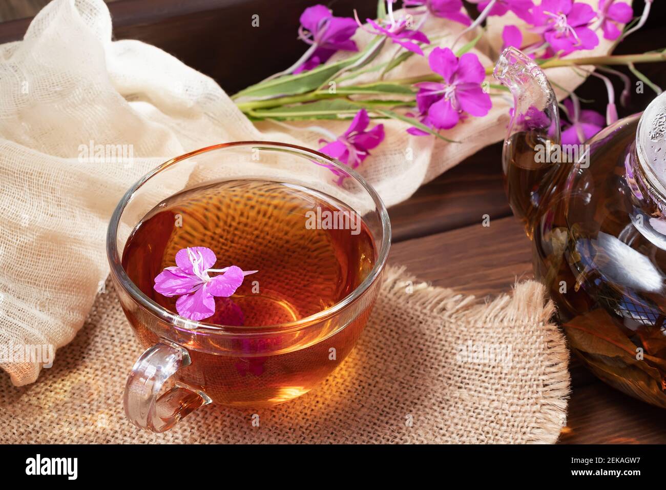 Tè alle erbe fatto da fireweed conosciuto come sally fiorente in teiera e tazza. Foto Stock