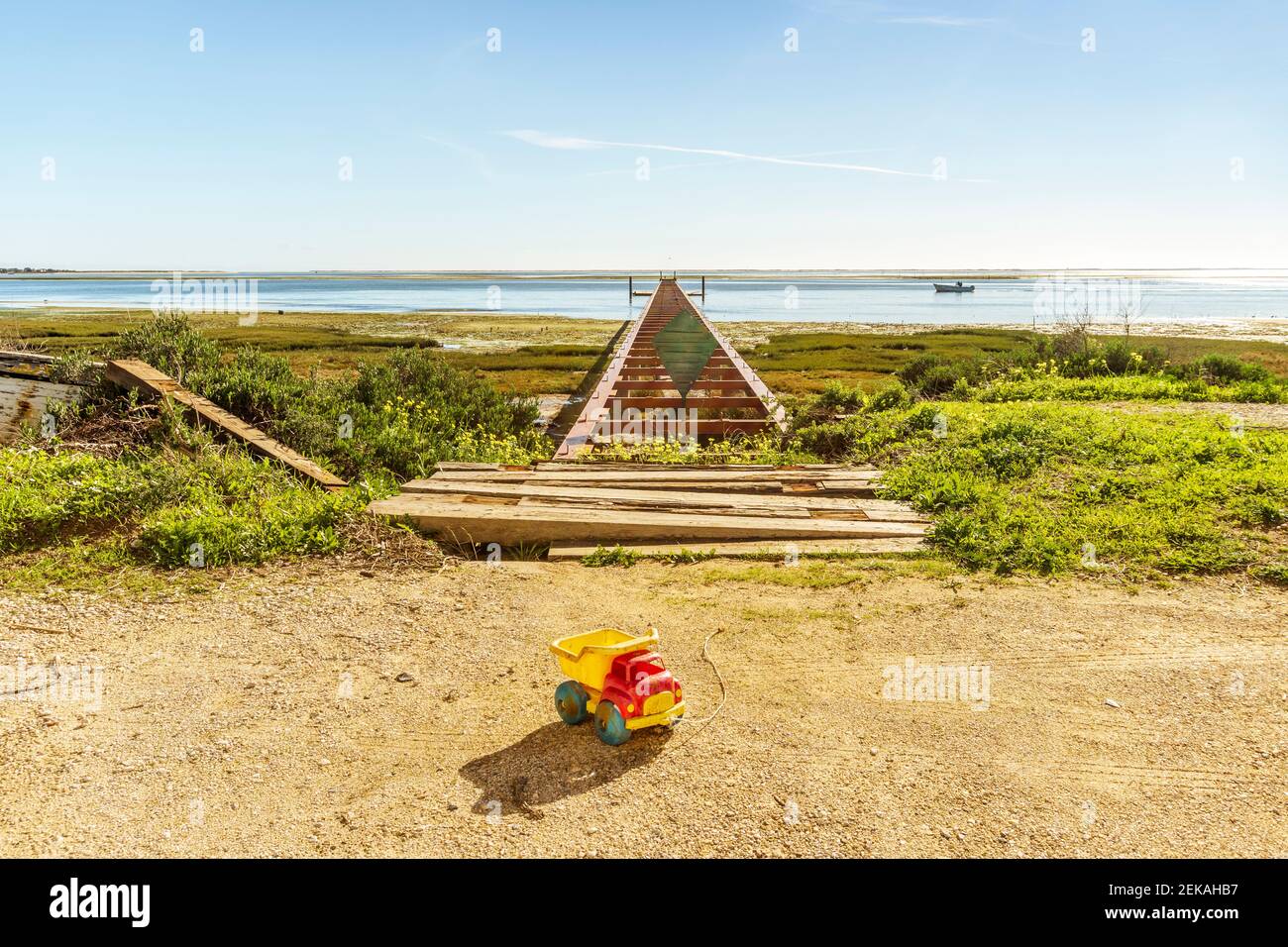 Bellissimo paesaggio del Parco Naturale di Ria Formosa con un molo e camion giocattolo, Olhao, Algarve, Portogallo Foto Stock