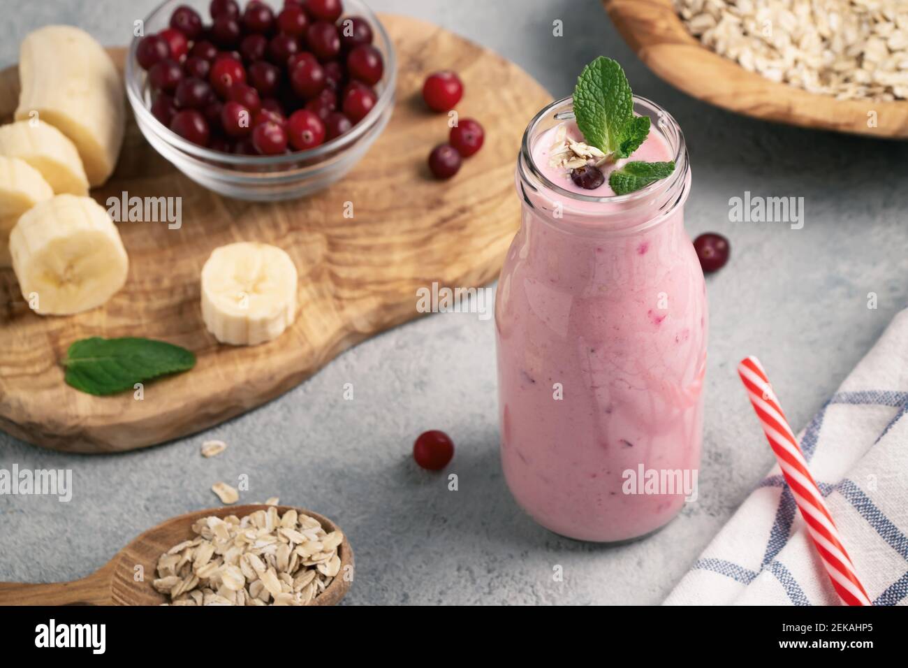 Frullato di yogurt fatto in casa con banana, mirtillo rosso e farinata d'avena. Foto Stock