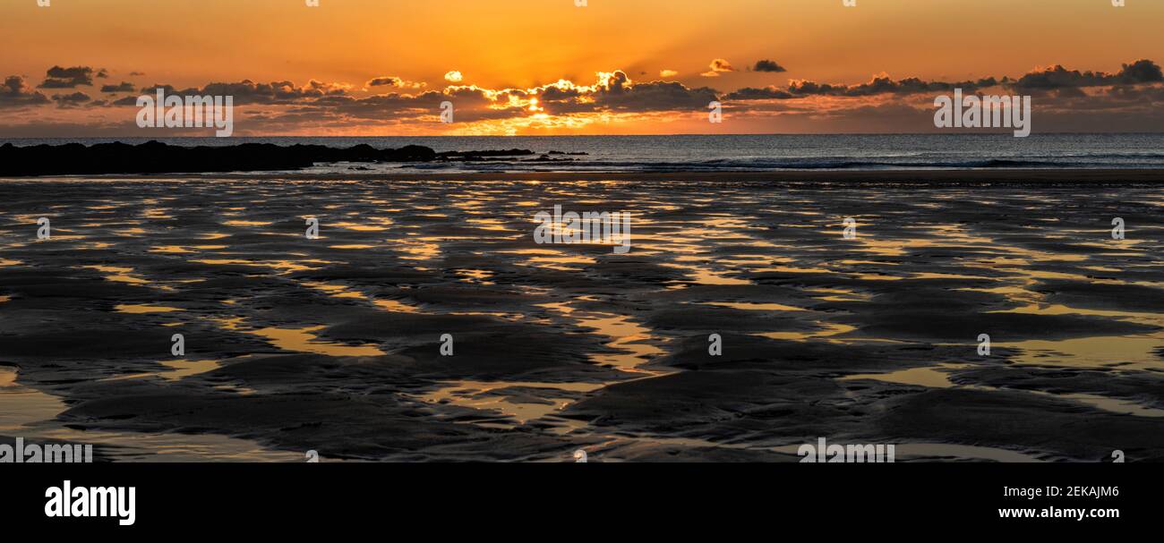 Regno Unito, Galles, Pembrokeshire, Freshwater West spiaggia al tramonto Foto Stock