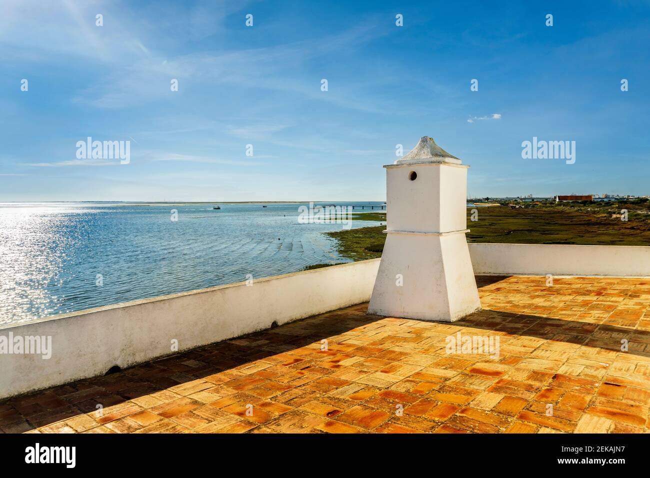 Tradizionale camino Argarviano sul mulino marea dalla bella Ria Formosa a Olhao, Algarve, Portogallo Foto Stock