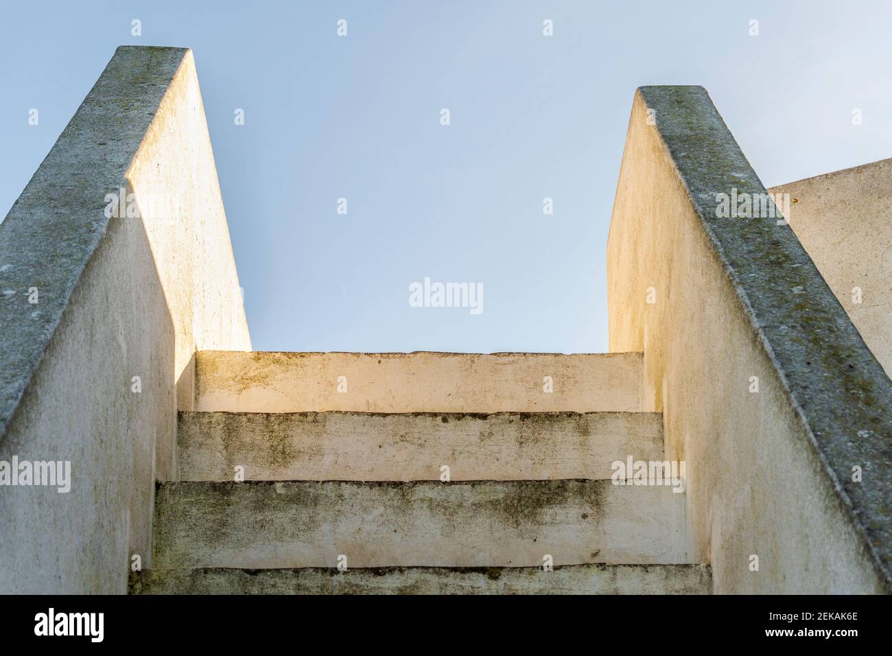 Vecchie scale tipiche portoghesi con muffa al tetto, Algarve, Portogallo Foto Stock