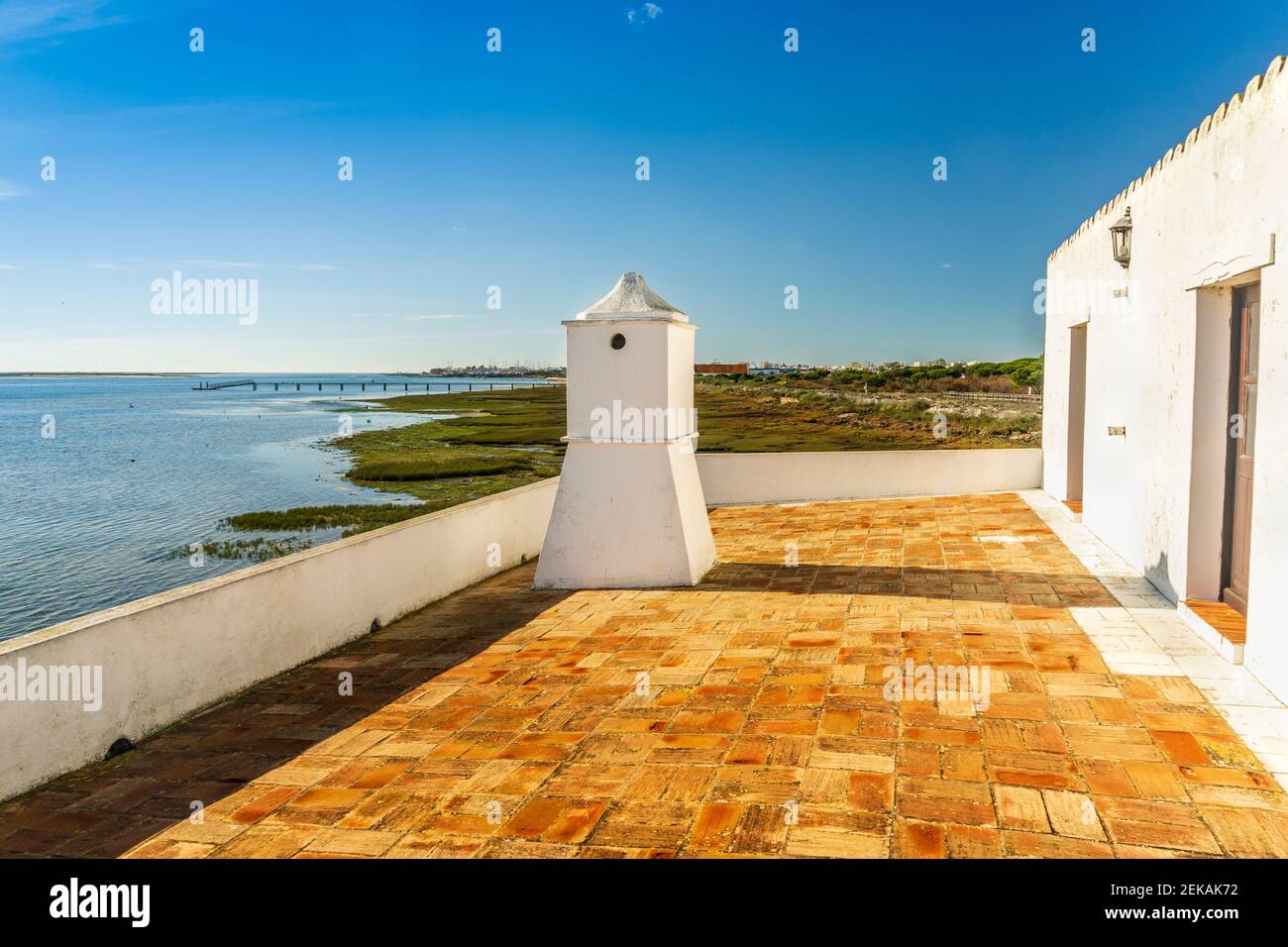 Tradizionale camino Argarviano sul mulino marea dalla bella Ria Formosa a Olhao, Algarve, Portogallo Foto Stock