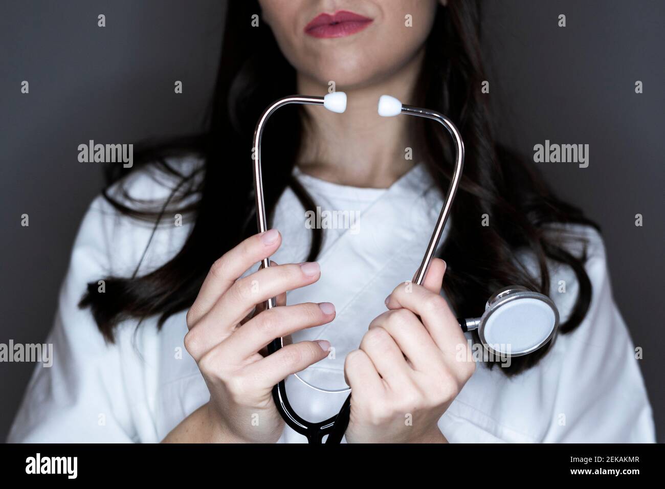 Giovane dottoressa con stetoscopio in studio Foto Stock