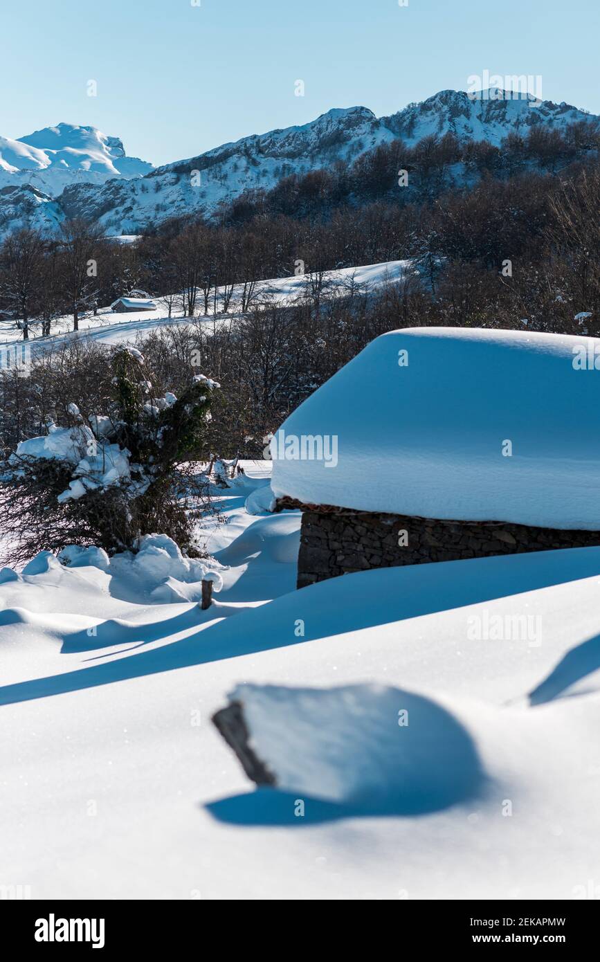 Spagna, Asturie, Val di Ponga, montagne innevate in una soleggiata giornata invernale Foto Stock