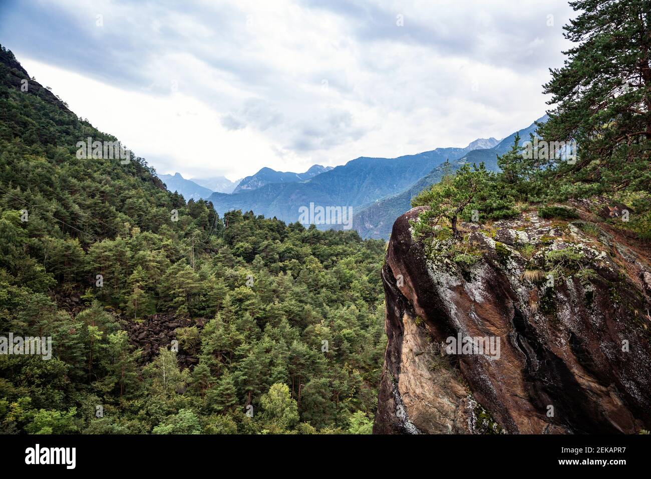 Paesaggio montuoso del Parco delle Marmitte dei Giganti, Valchiavenna, Chiavenna, Provincia di Sondrio, Lombardia, Italia Foto Stock
