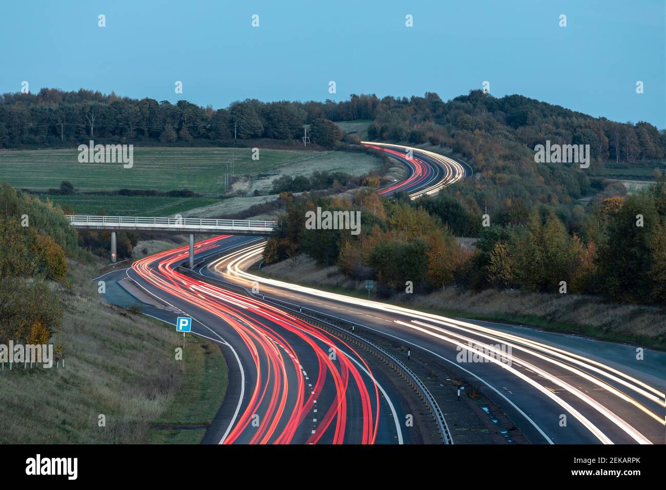 Traffico in autostrada di notte, sentieri leggeri con lunga esposizione Foto Stock