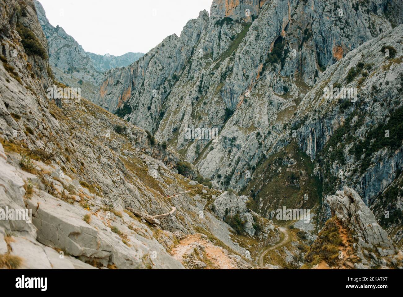 Bellissimo paesaggio di catena montuosa a Cares Trail nel Parco Nazionale Picos De Europe, Asturie, Spagna Foto Stock