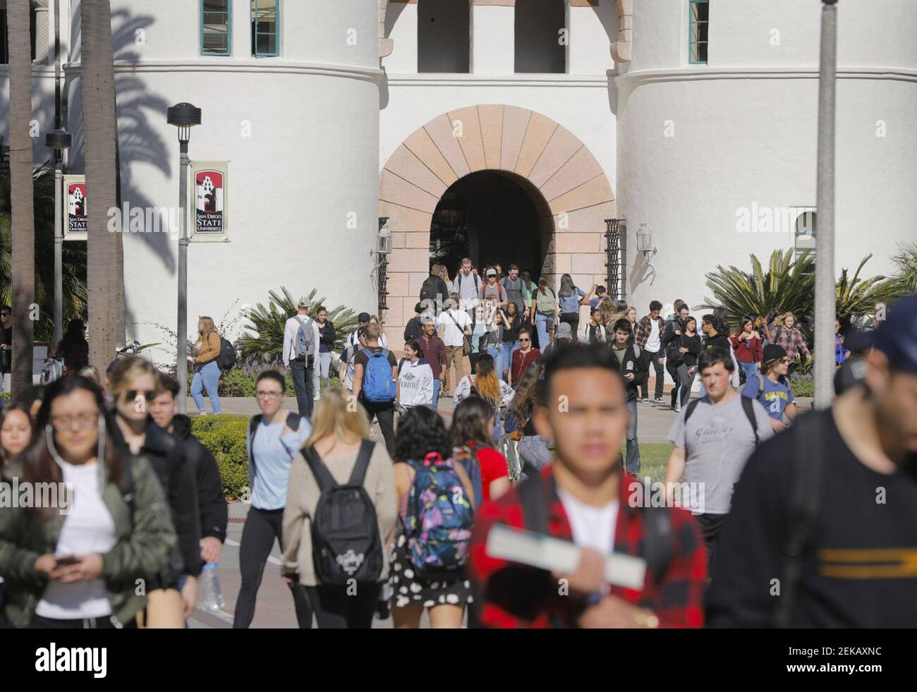 Gli studenti lasciano l'Hepner Hall e altri edifici nel campus della San Diego state University, che scorre sulla Campanile Walkway. (Foto di Howard Lipin/San Diego Union-Tribune/TNS/Sipa USA) Foto Stock