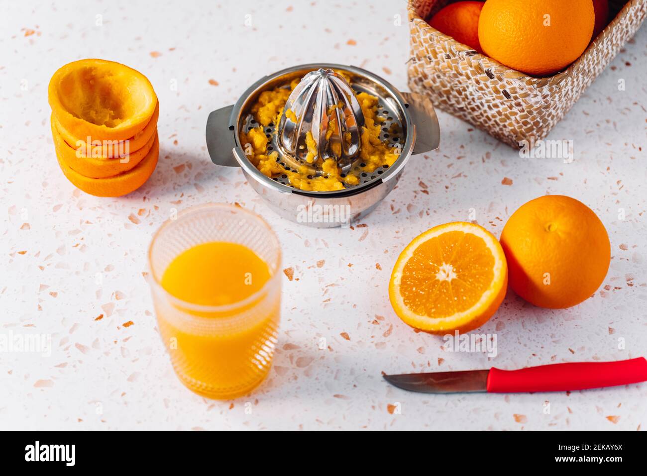 Arance con succo e centrifuga su moderno marmo di terrazzo Foto Stock