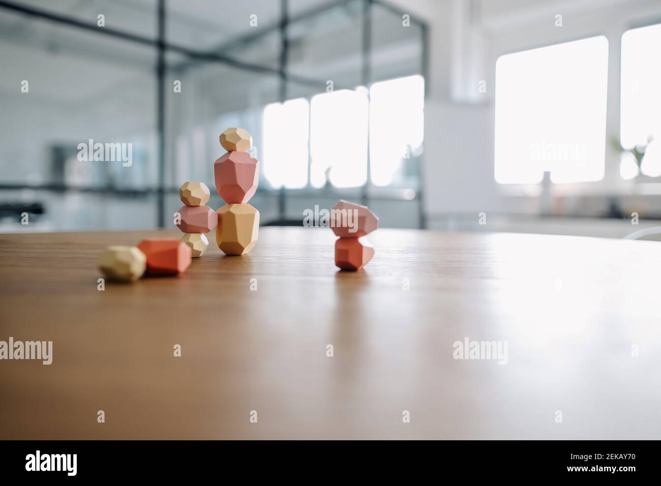 Pietra artificiale multicolore sul tavolo in ufficio Foto Stock